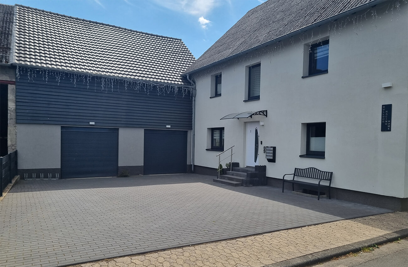 Apartmenthaus mit Garagen, großem Hof und modernem Eingangsbereich in der Eifel
