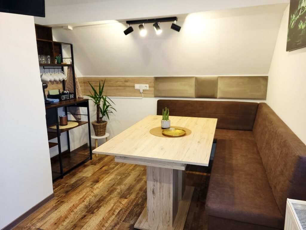 Gemütlicher Sitzbereich mit Kaffeebar im Apartment Fuchsröhre in Rodder am Nürburgring
