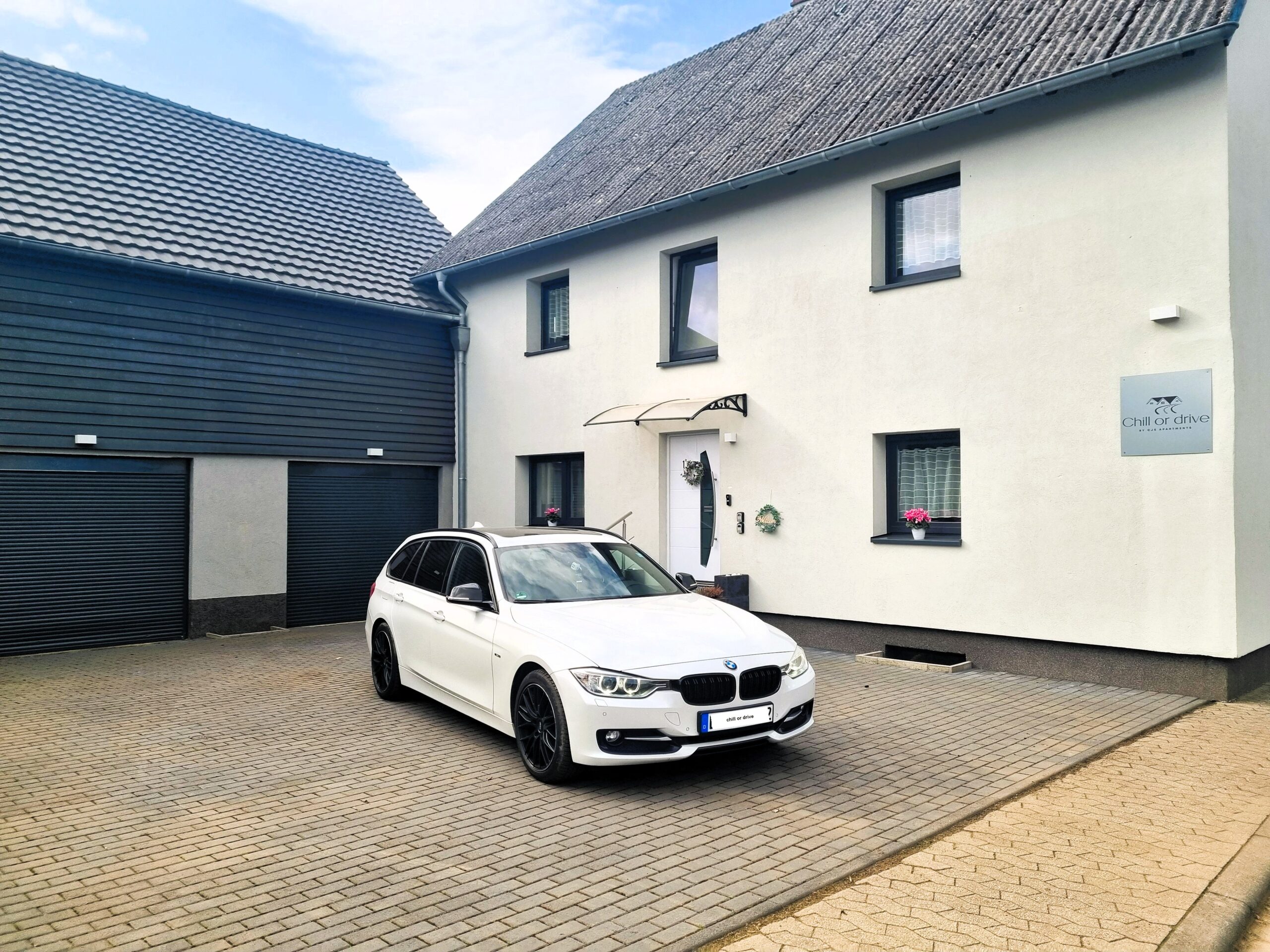 Parkplatz und Eingangsbereich Chill or drive Apartments am Nürburgring