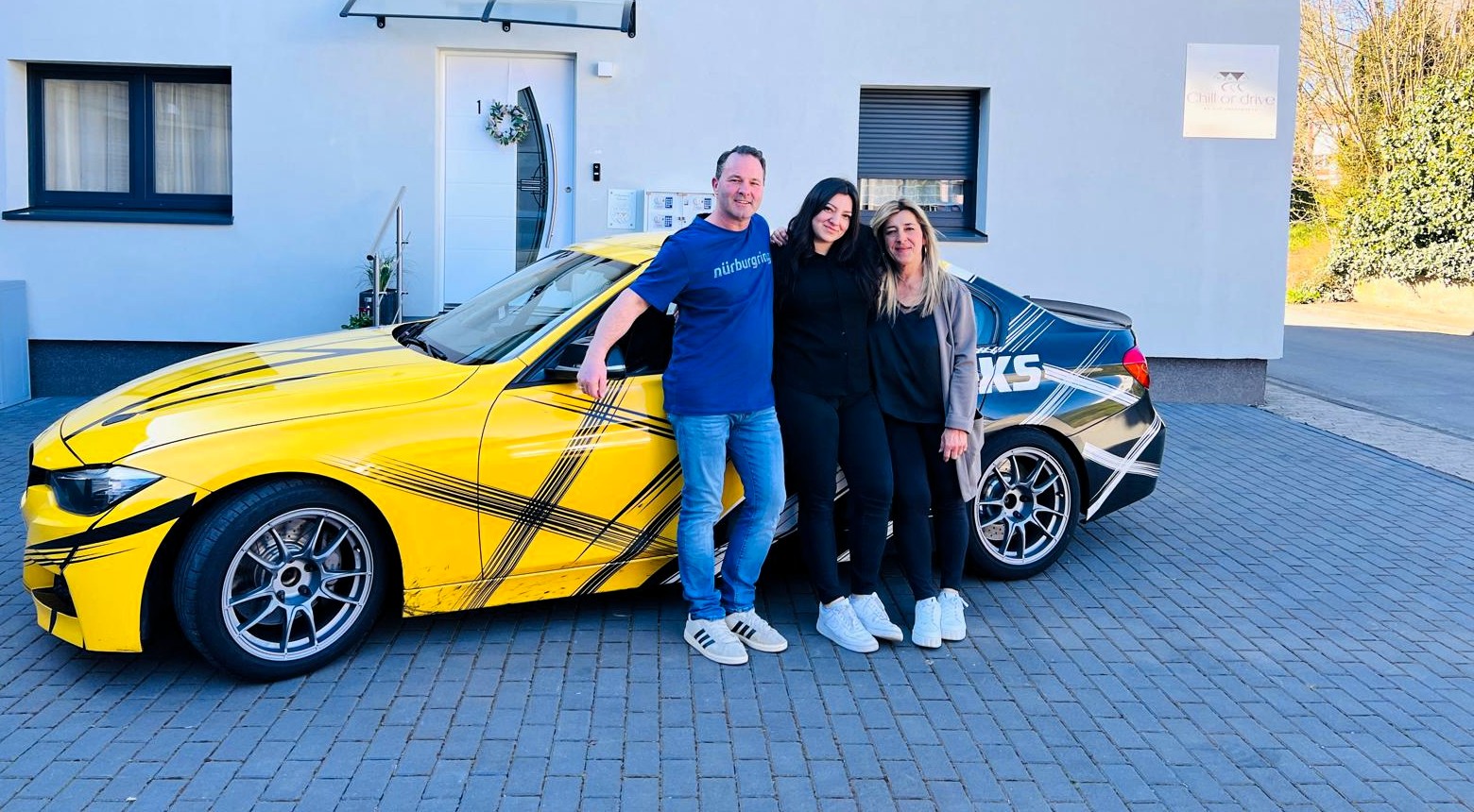 Familie mit Auto vor den Apartments am Nürburgring in Rodder bei Adenau am Nürburgring