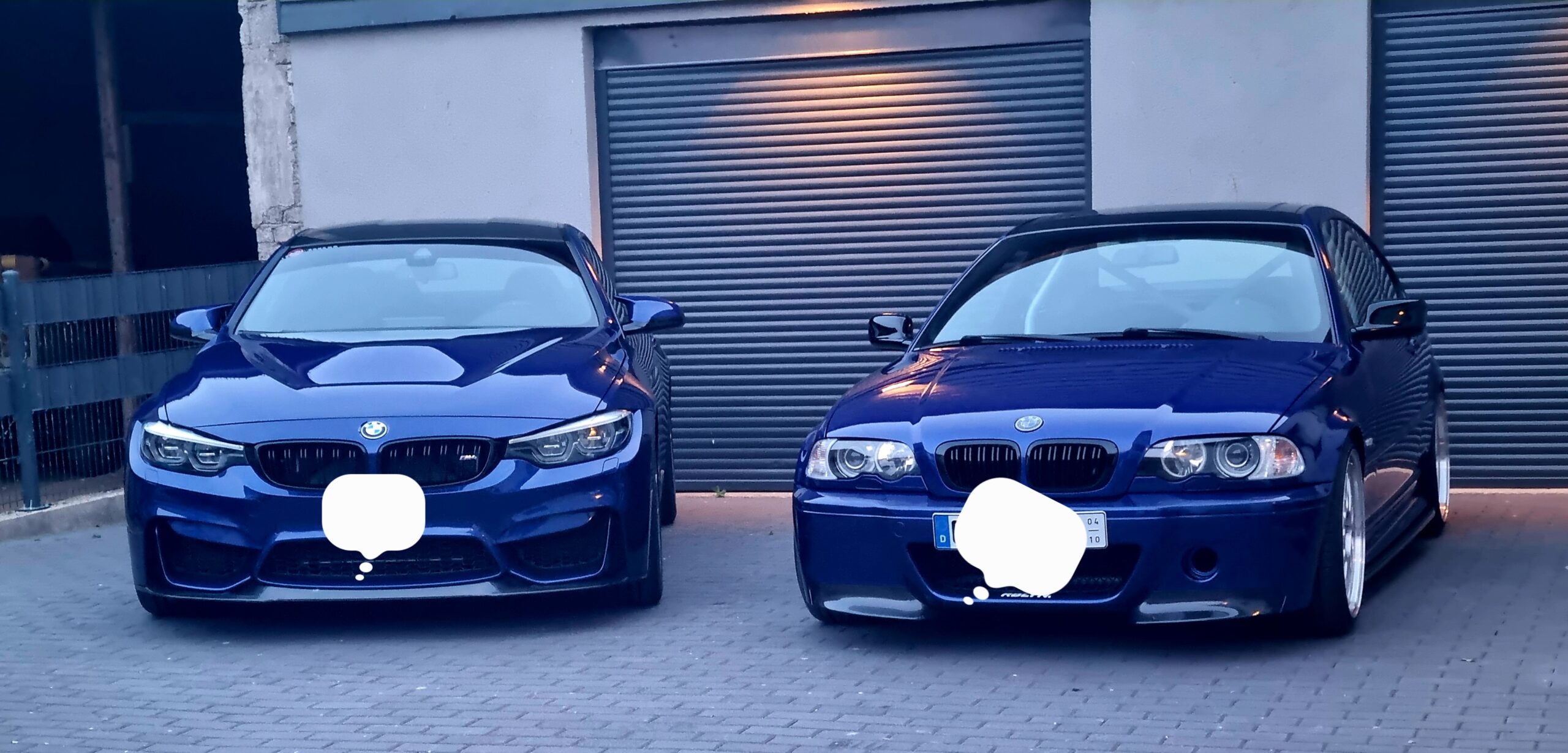 Apartments am Nürburgring, Autos im Hof von CJS Apartments